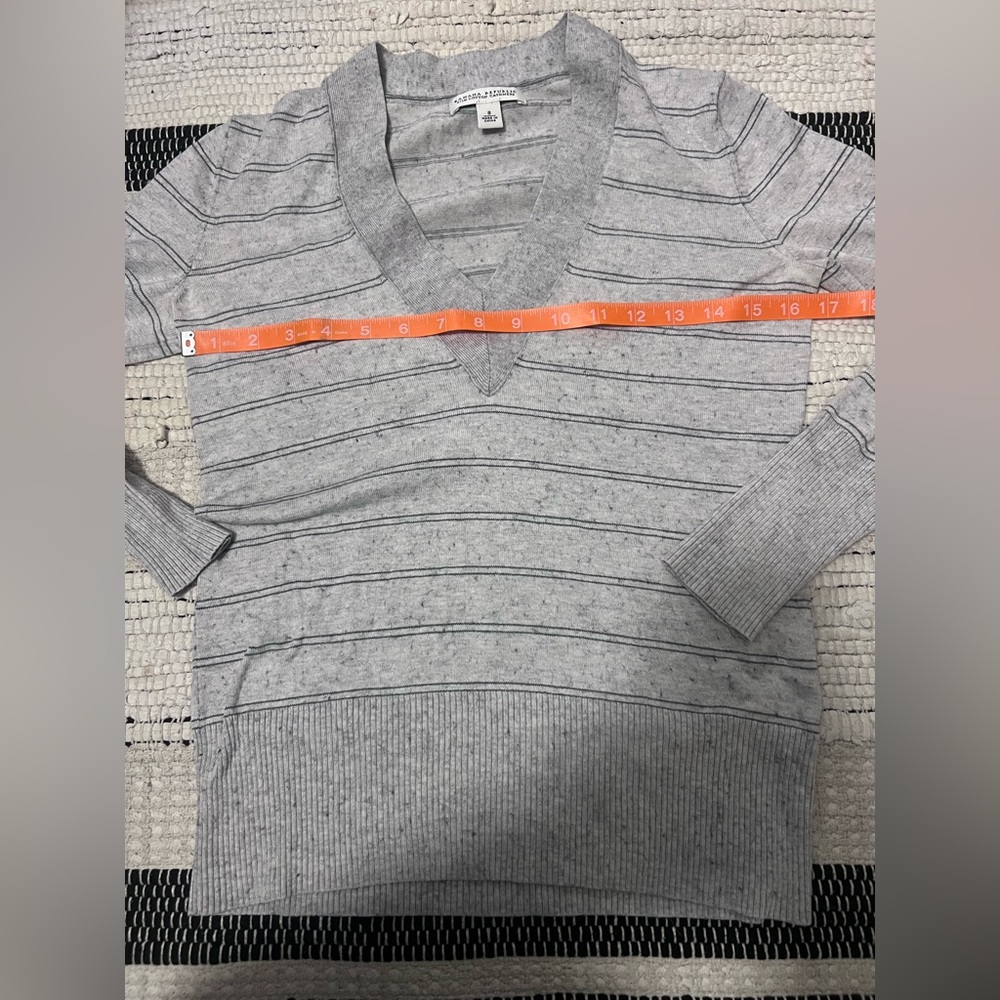 Banana Republic Light Gray V-Neck Sweater - Picture 3 of 5